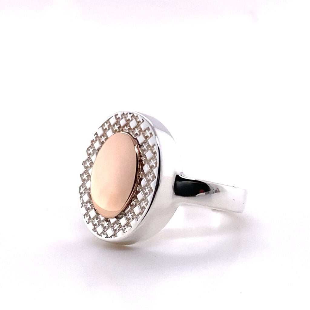 Motif Oval Ring