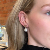 Triangle Motif Pearl Earrings - Yelow Gold