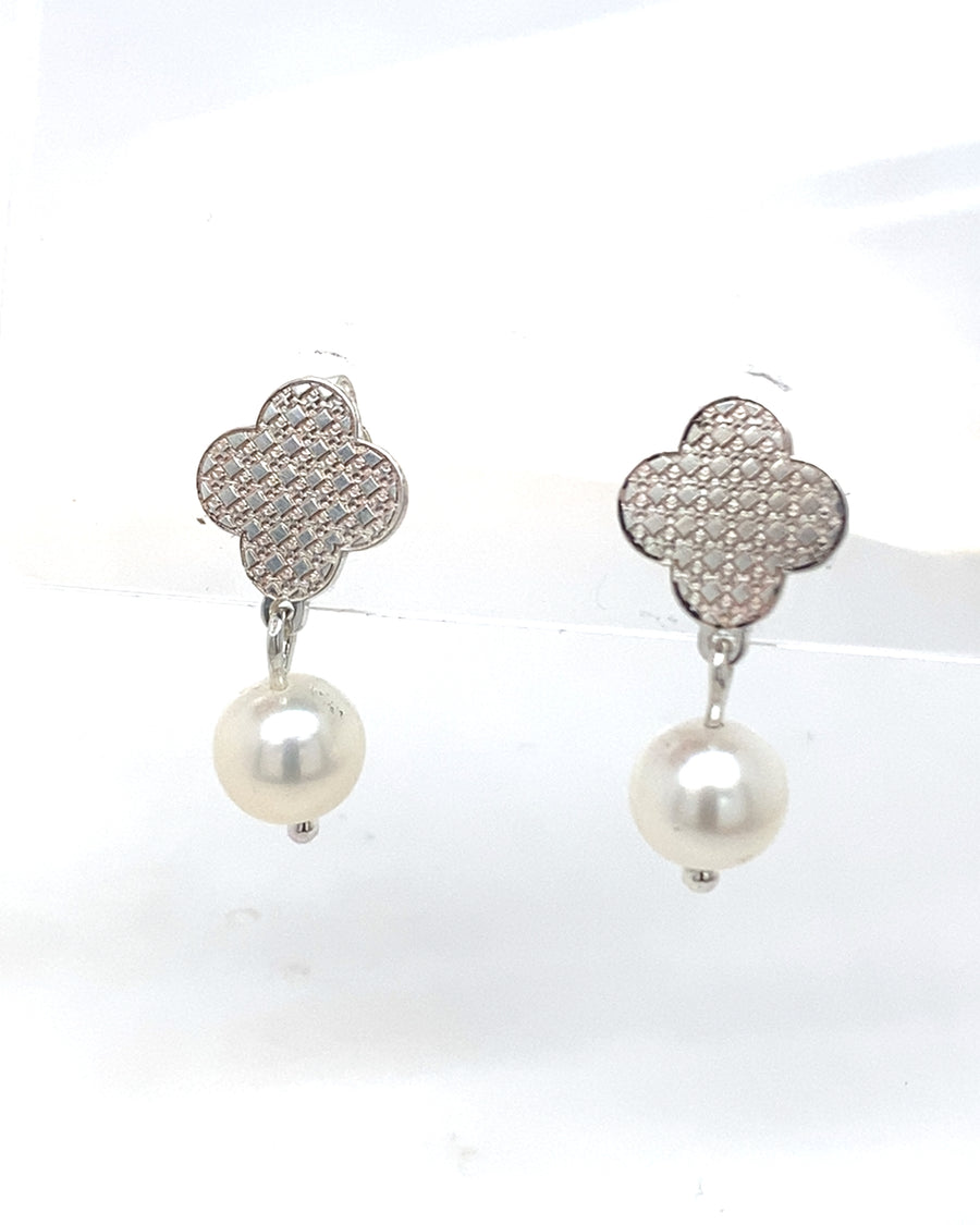 Motif Clover Pearl Drop